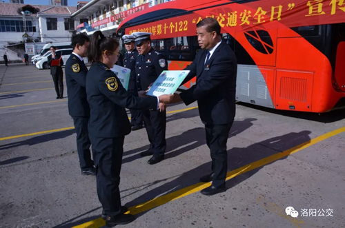 公交、交警戮力同心保安全