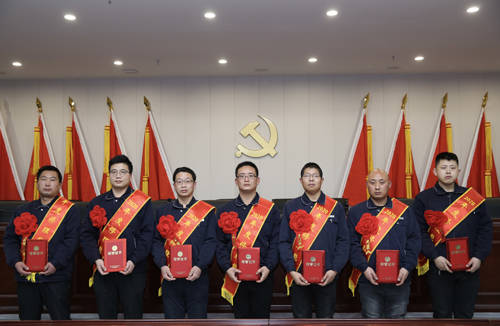 0206 修理能手從左至右依次為 邵冠峰、王寶玉、潘春樂、李龍、許特斯、韓利杰、寇增亮.jpg