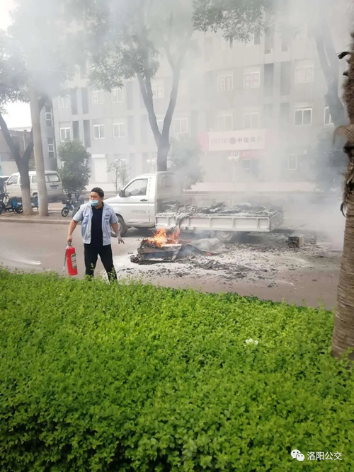 驚險！高溫天小貨車“上火” 萬幸！路遇公交車長及時“滅火”