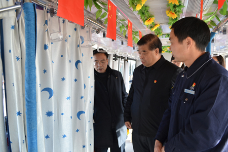“娘家人”來(lái)公交 職工暖心增信心 市總工會(huì)黨組書記、常務(wù)副主席杜中岳一行到公交集團(tuán)調(diào)研