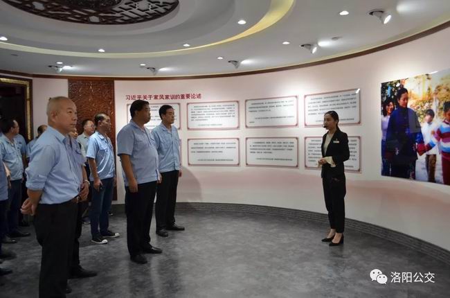集團(tuán)機(jī)關(guān)組織黨員到“市民之家”廉潔文化宣傳教育館、家風(fēng)家訓(xùn)館和黨建館參觀學(xué)習(xí)