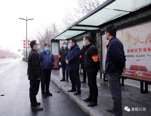 局領(lǐng)導(dǎo)到我司檢查疫情防控期間公交站亭滅菌消殺和站亭志愿者服務(wù)落實工作