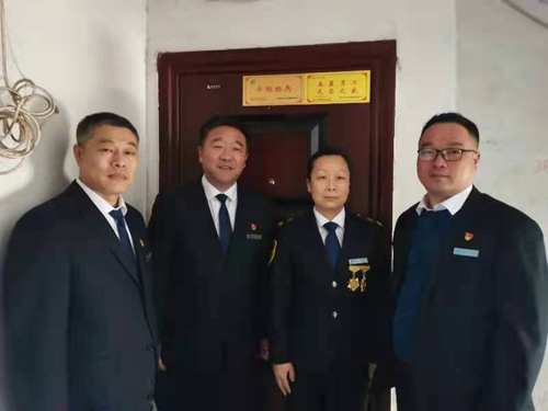“一人得獎(jiǎng)，全家光榮” 送“牌”上門，集團(tuán)為標(biāo)兵先進(jìn)送去榮譽(yù)喜報(bào)牌匾