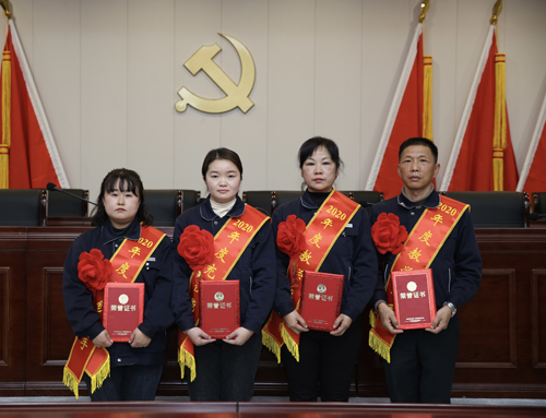 0207 從左至右依次為 點(diǎn)鈔能手王璐、充值能手孫昭娣、教學(xué)能手王慧娟、孫衛(wèi)東.jpg