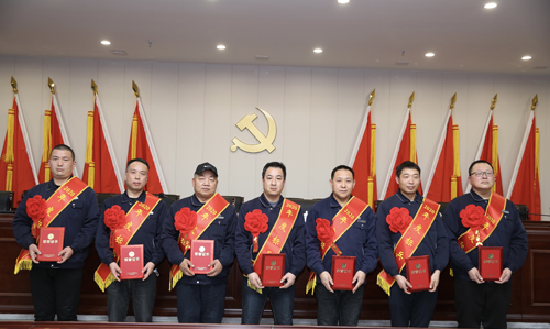 0202  標(biāo)兵從左至右依次為 苗田、尤建鵬、劉德斌、褚聰偉、王占峰、解偉強(qiáng)、馬群藝.jpg